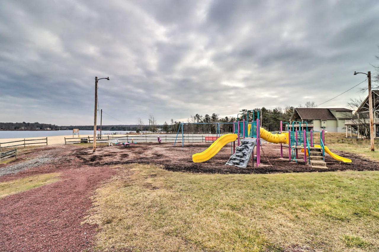 Family-friendly Poconos Escape With Fire Pit!
