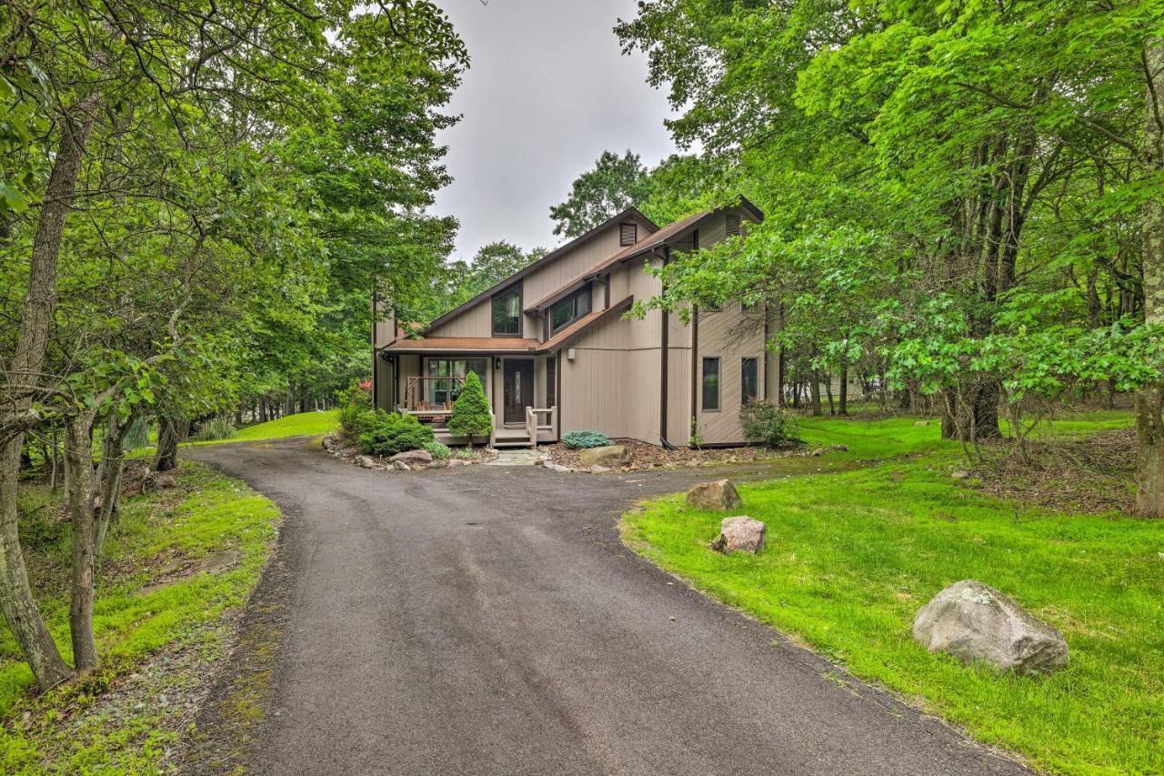 Family-friendly Poconos Escape With Fire Pit!