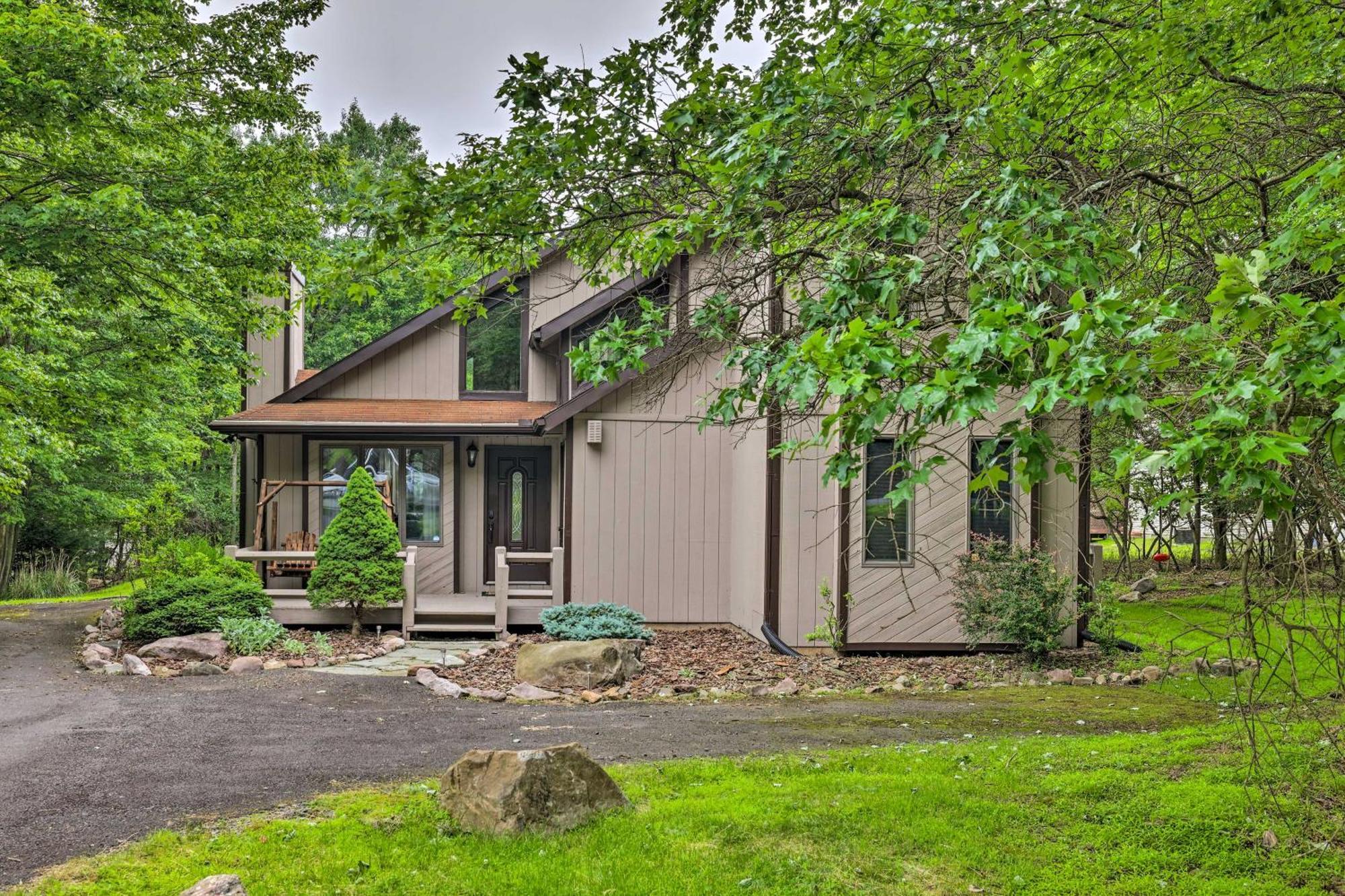 Family-friendly Poconos Escape With Fire Pit! *